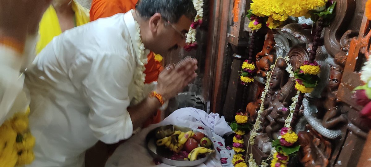 HitanandSharma's tweet photo. ॐ भुजंगेशाय विद्महे सर्पराजाय धीमहि तन्नो नाग: प्रचोदयात् …

उज्जैन के महाकालेश्वर मंदिर में स्थित है "नागचन्द्रेश्वर मंदिर" जो वर्ष में केवल एक बार श्रावण शुक्ल पंचमी 'नाग पंचमी' को ही दर्शनों के लिए खुलता है!
यहां नागराज 'तक्षक' स्वयं वास करते हैं https://t.co/fHuyAvPbJx