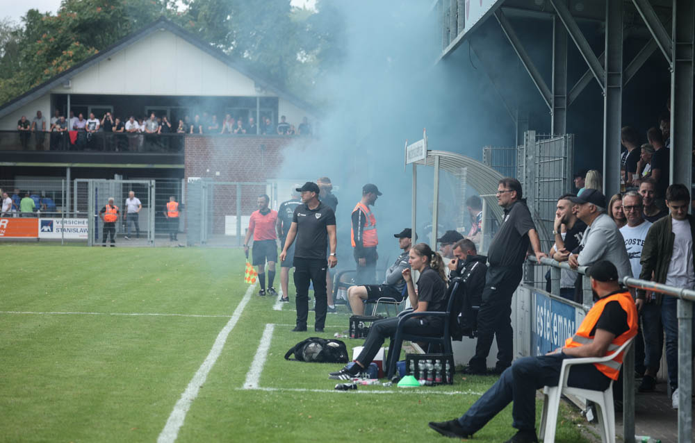 100ProzentSCP's tweet photo. Der @preussen06-Trainer Sascha Hildmann war nach dem Sieg in #Wiedenbrück zufrieden: „Schön, den Fluch zu besiegen..." https://t.co/HfHeQWbqa4 #SCWSCP https://t.co/7uDeNT5IcB