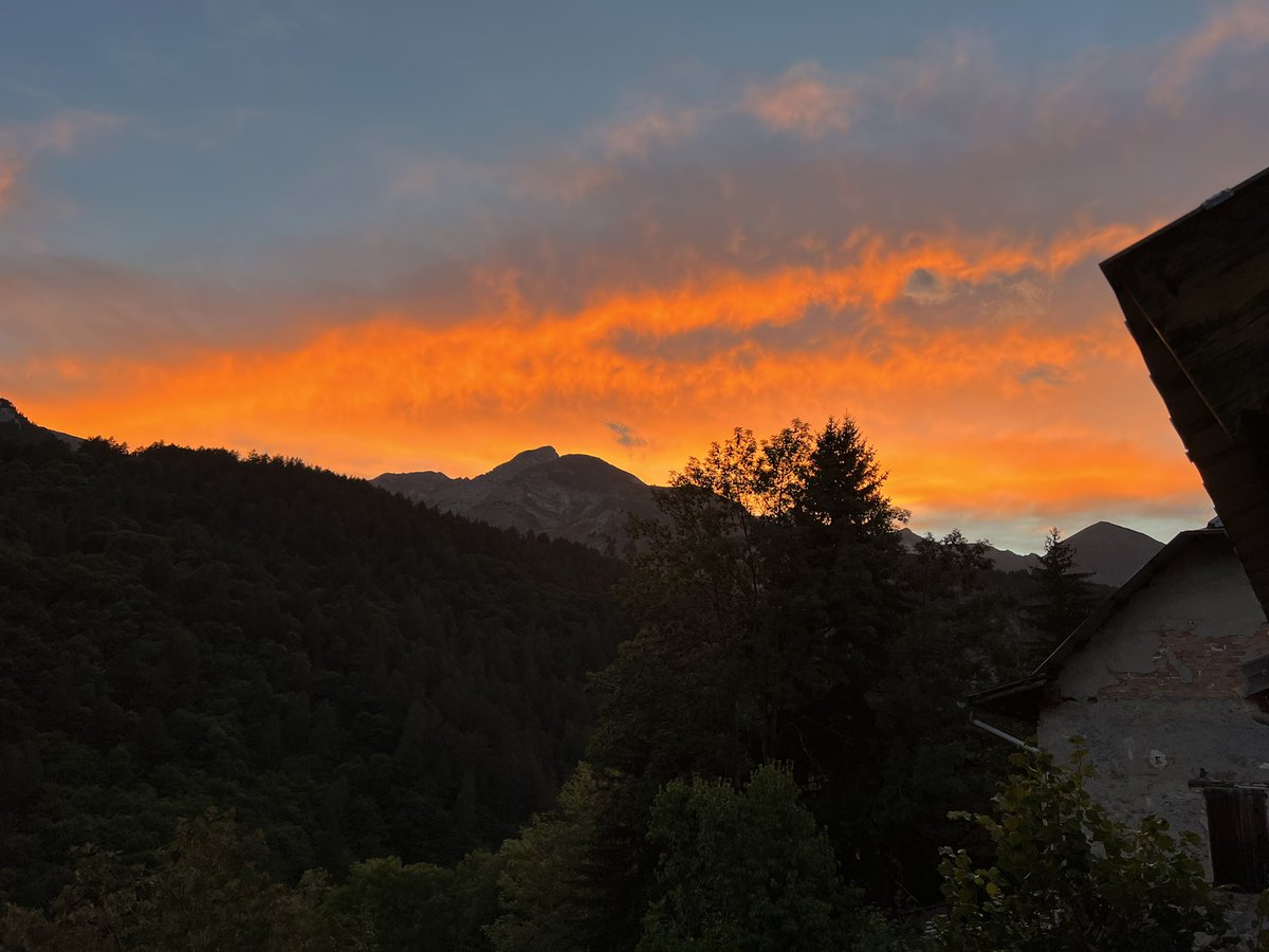 joanskingdom's tweet photo. Il n’est pas beau ce ciel ? https://t.co/lOKZ2H3ZpX