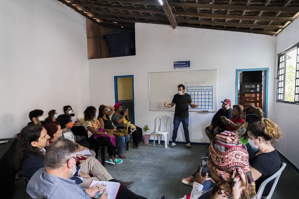 GarotasdaMare's tweet photo. Semana passada, teve reunião dos Comunicadores aqui na Maré.
Foi no QG do @FrenteMare, pra falarmos segurança dos Comunicadores comunitários.
#MarédePotencias https://t.co/0GRZz4iDFw