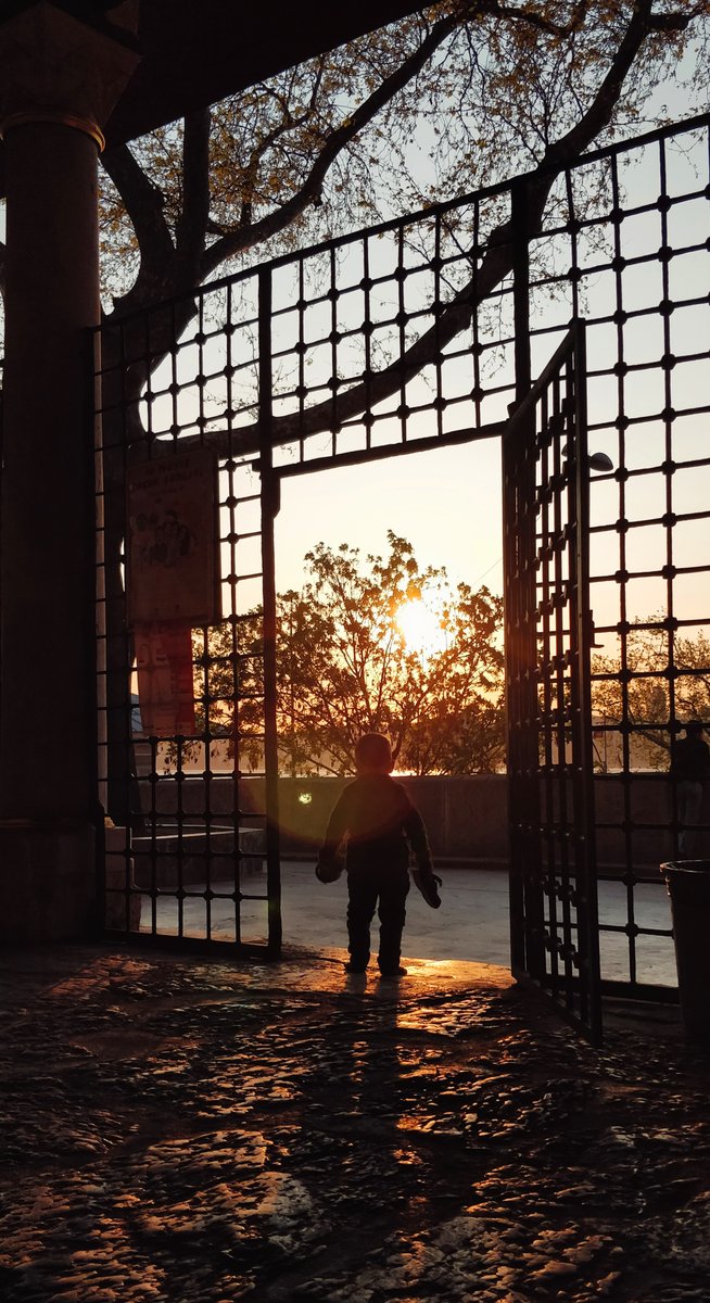Bir namaz vakti yine gel, zaman akıp geçmeden.

-Mihrimah Sultan Camii