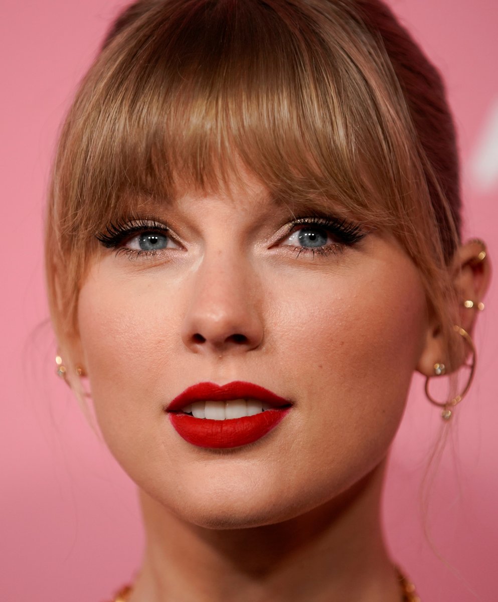 ajplusespanol's tweet photo. Kylie Jenner no es la celebridad que más contamina con vuelos privados, sino Taylor Swift. 

Según la agencia Yard, Swift ha realizado 170 vuelos en los primeros 200 días del año, generando más 8 mil toneladas de CO2, seguida por Floyd Mayweather con más 7 mil toneladas. https://t.co/INZnTnRpMg