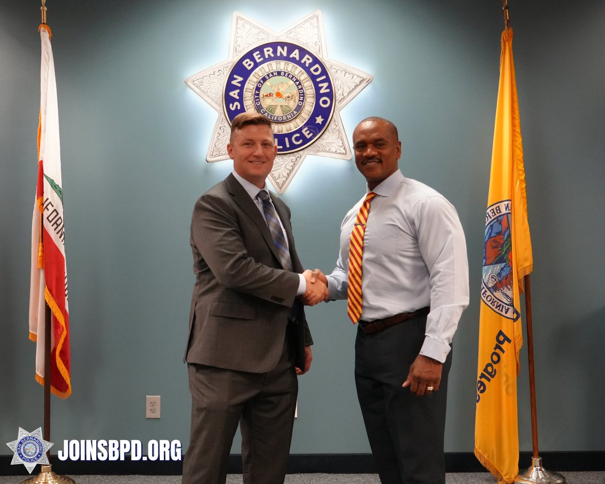 SanBernardinoPD's tweet photo. Join us in welcoming Officer B. Olson 🎉 He was sworn in by Chief Goodman this morning and we are very excited to have him join our team! Officer Olson is a Navy veteran and worked at the Oakland Police Department for several years. 

#LateralOfficer #ThisCouldBeYou #ApplyToday https://t.co/tqjh7eeFe8