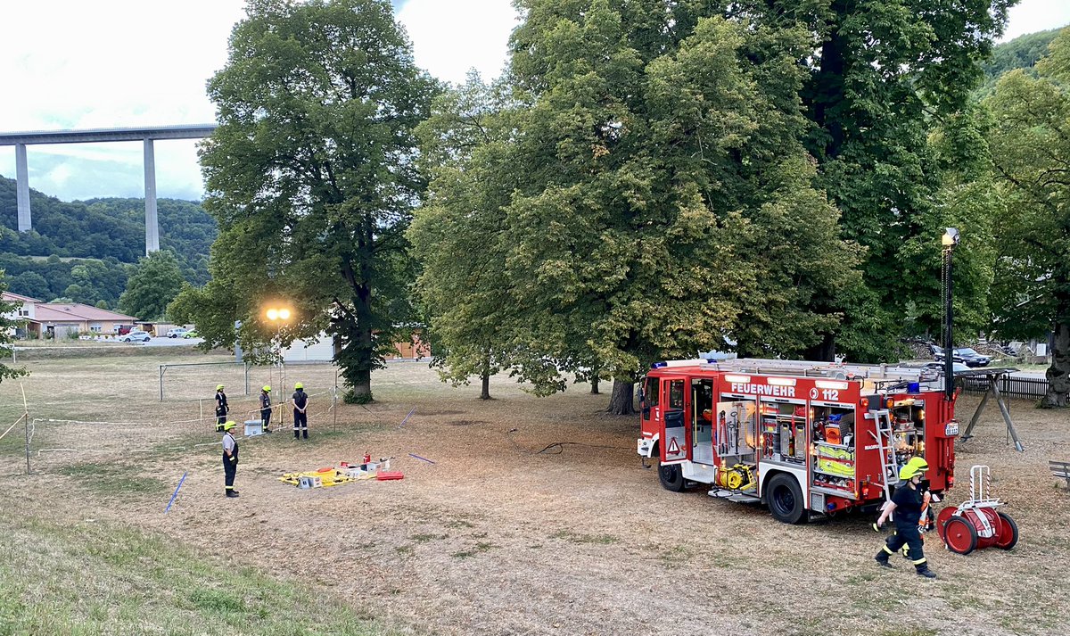 FBraunsbach's tweet photo. Übung der #FFW #Braunsbach heute in Geislingen. Herrichten des Bereitstellungsraumes bei #Verkehrsunfällen war Thema der Übung. #LF16 #Thl https://t.co/TenDsEciyS
