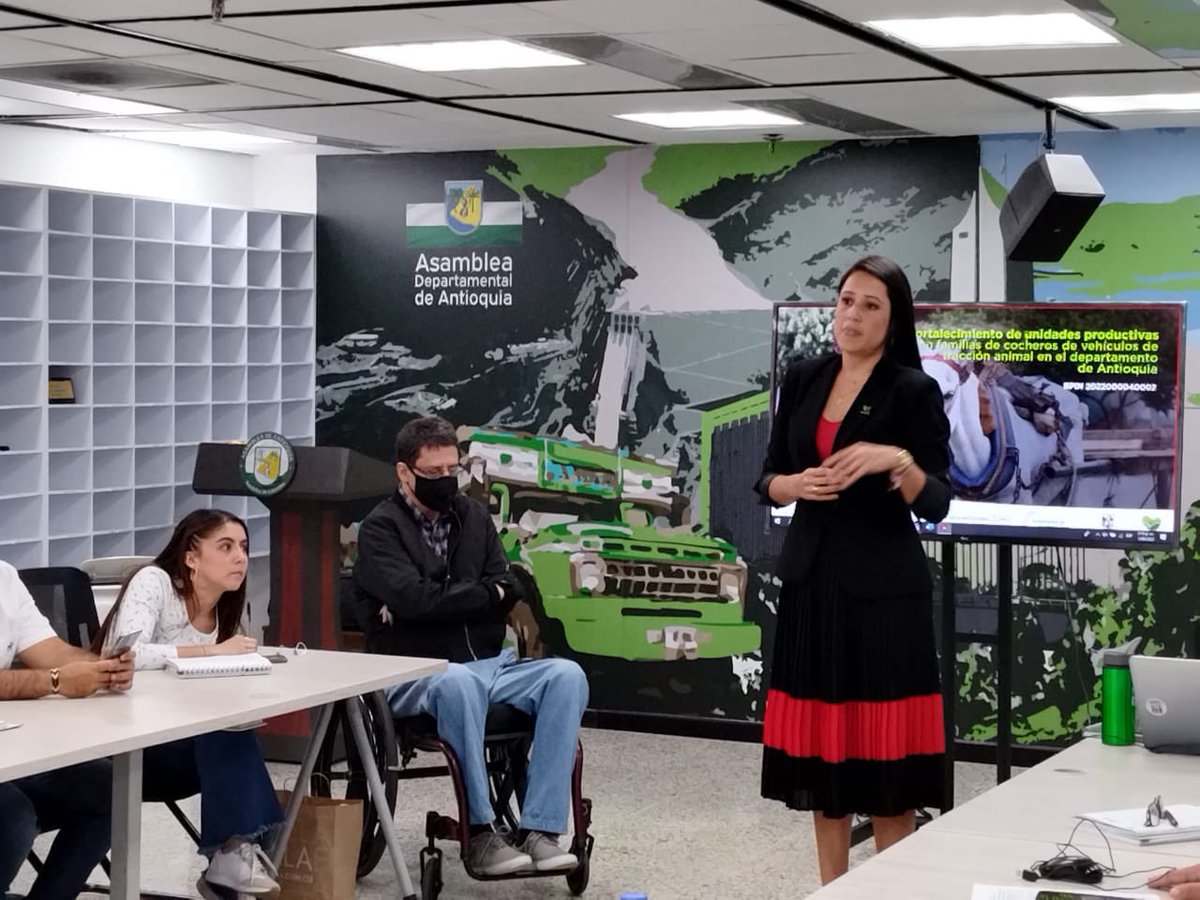 Ambiente_Ant's tweet photo. Nos reunimos con los representantes de las alcaldías de 27 municipios de Antioquia para avanzar en la sustitución de vehículos de tracción animal 🐴, proyecto con el cual mejoraremos la calidad de vida de 660 caballos y familias 💚.

¡UNIDOS por el bienestar animal! 🐾 https://t.co/WR0flRuk0K