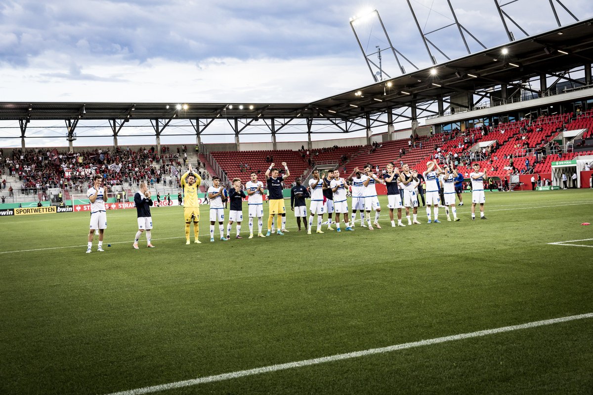 sv98's tweet photo. DAnke für Eure sensationelle Unterstützung! Trotz der langen Anreise, trotz des Termins am Montagabend. Kommt gut nach Hause und zumindest geht es morgen zwar müde, aber auch mit einem Siegerlächeln auf die Arbeit 💙 #sv98 #FCISVD #DFBPokal https://t.co/yZjR4yK9UX