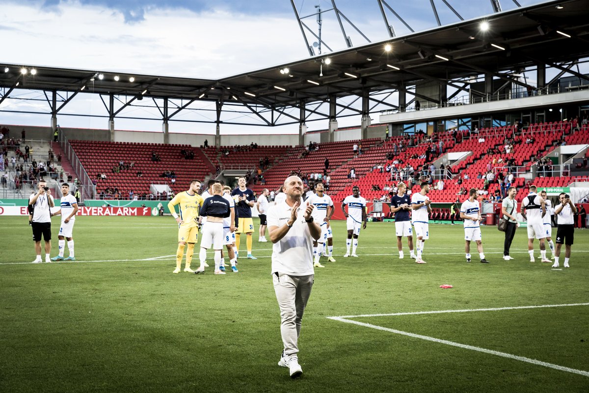 sv98's tweet photo. DAnke für Eure sensationelle Unterstützung! Trotz der langen Anreise, trotz des Termins am Montagabend. Kommt gut nach Hause und zumindest geht es morgen zwar müde, aber auch mit einem Siegerlächeln auf die Arbeit 💙 #sv98 #FCISVD #DFBPokal https://t.co/yZjR4yK9UX