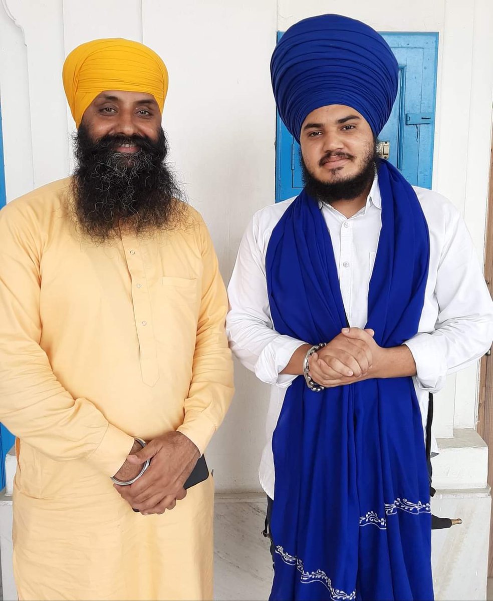 ranjitsinghsyf1's tweet photo. ਰਾਗ ਕੀਰਤਂ ਵਿੱਦਿਆ ਦੇ ਮਾਹਰ ਉਸਤਾਦ ਭਾਈ ਜਸਪਾਲ ਸਿੰਘ ਜੀ, ਜੋ ਸੰਘਰਸ਼ਸ਼ੀਲ ਨੌਜਵਾਨਾਂ ਨੂੰ ਬੇਹੱਦ ਪਿਆਰ ਕਰਦੇ ਹਨ ਤੇ ਆਪ ਵੀ ਅਕਸਰ ਹੀ ਪੰਥਕ ਸਰਗਰਮੀਆਂ 'ਚ ਵੱਧ-ਚੜ੍ਹ ਕੇ ਯੋਗਦਾਨ ਪਾਉਂਦੇ ਰਹਿੰਦੇ ਹਨ। ਉਸਤਾਦ ਜੀ ਨੇ ਅਨੇਕਾਂ ਵਿਦਿਆਰਥੀਆਂ ਨੂੰ ਕੀਰਤਨ ਵਿੱਦਿਆ ਦੀ ਦਾਤ ਬਖਸ਼ ਕੇ ਗੁਣਵਾਨ ਬਣਾਇਆ ਤੇ ਬਣਾ ਰਹੇ ਹਨ।
#SYFB https://t.co/q3AyEka9kH