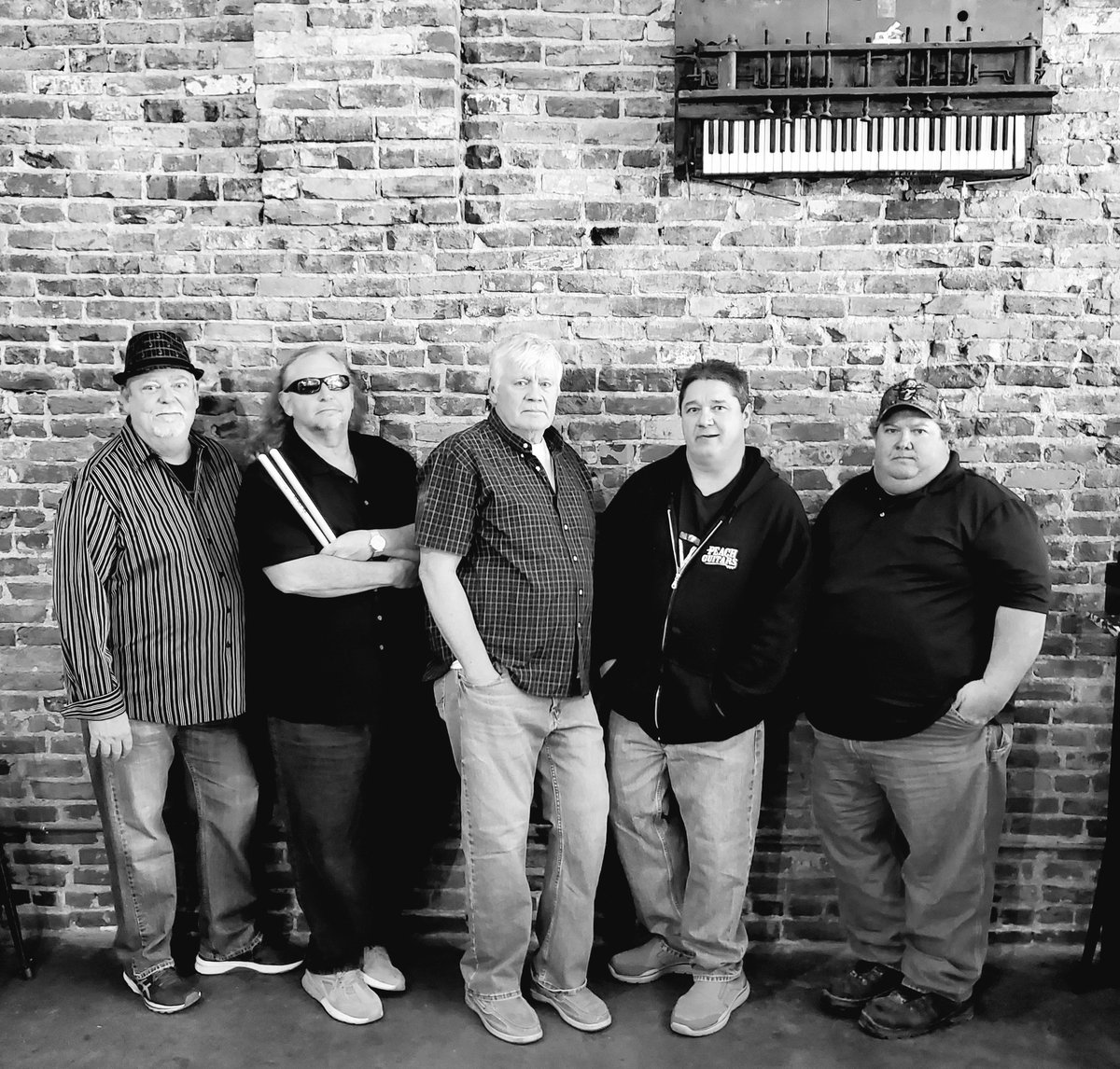 Get ready to rock this Thursday, August 4th with the band Vinyl!  Playing all your favorite rock tunes from the 70's, 80's and 90's. And come hungry as the Hannibal Youth Wrestling Team are back as our food vendor.
facebook.com/10007692459981…