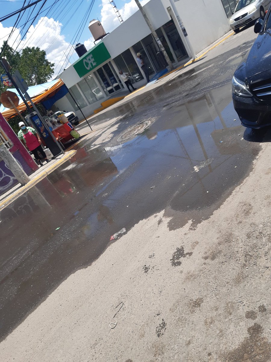 HaiAritzu's tweet photo. @CEAservcliente @cea_qro por favor solicitamos su ayuda, llevamos desde el día viernes el drenaje se esta desbordando,  ya varios vecinos hemos reportado y no nos ayudan el olor es insoportable.  En playa Roqueta,  esquina río hondo. https://t.co/w44tLf343v