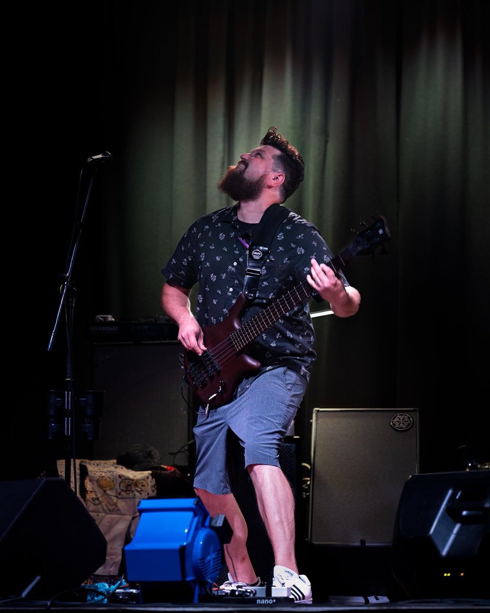 That refreshed feeling when your brand new show fan kicks in.😌

#warwickthumbbo5 
#darkglasselectronics 
#showfan 
#lasko 

📸 Chris Krissoff // Cult Classic Brewing // 07.23.22