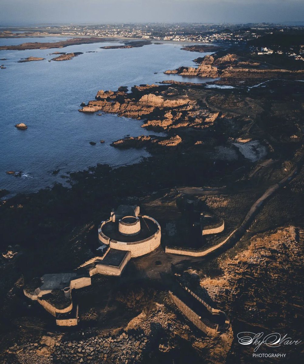 BreizhWeCan's tweet photo. Fort Hommet se trouve sur le promontoire de la baie de #Vazon à Castel.
Il est construit sur un site de fortifications qui remontent à 1680.
Il se compose d'une tour Martello, d’ajouts sous l’ère victorienne, de bunkers et casemates de la 2e guerre mondiale.
©️Ross Yeates https://t.co/7Fng2Wysgl