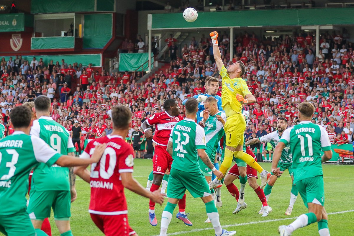 Nur_Energie's tweet image. Ein toller Fußballabend der leider mit 2:1 für @werderbremen endete. Aber unsere Truppe ist geil!!! Spielbericht, Statistik und Galerie gibt es hier 👉🏻 fcenergie.de/spieltag/dfb-p… #WIR #FCESVW