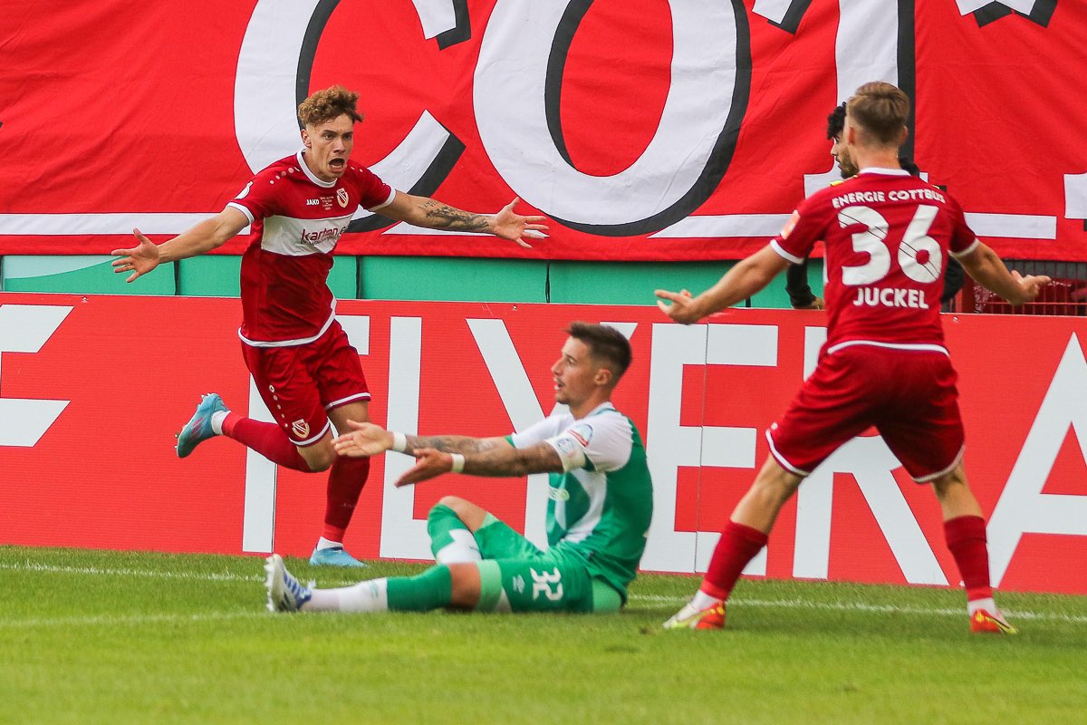 Nur_Energie's tweet image. Ein toller Fußballabend der leider mit 2:1 für @werderbremen endete. Aber unsere Truppe ist geil!!! Spielbericht, Statistik und Galerie gibt es hier 👉🏻 fcenergie.de/spieltag/dfb-p… #WIR #FCESVW