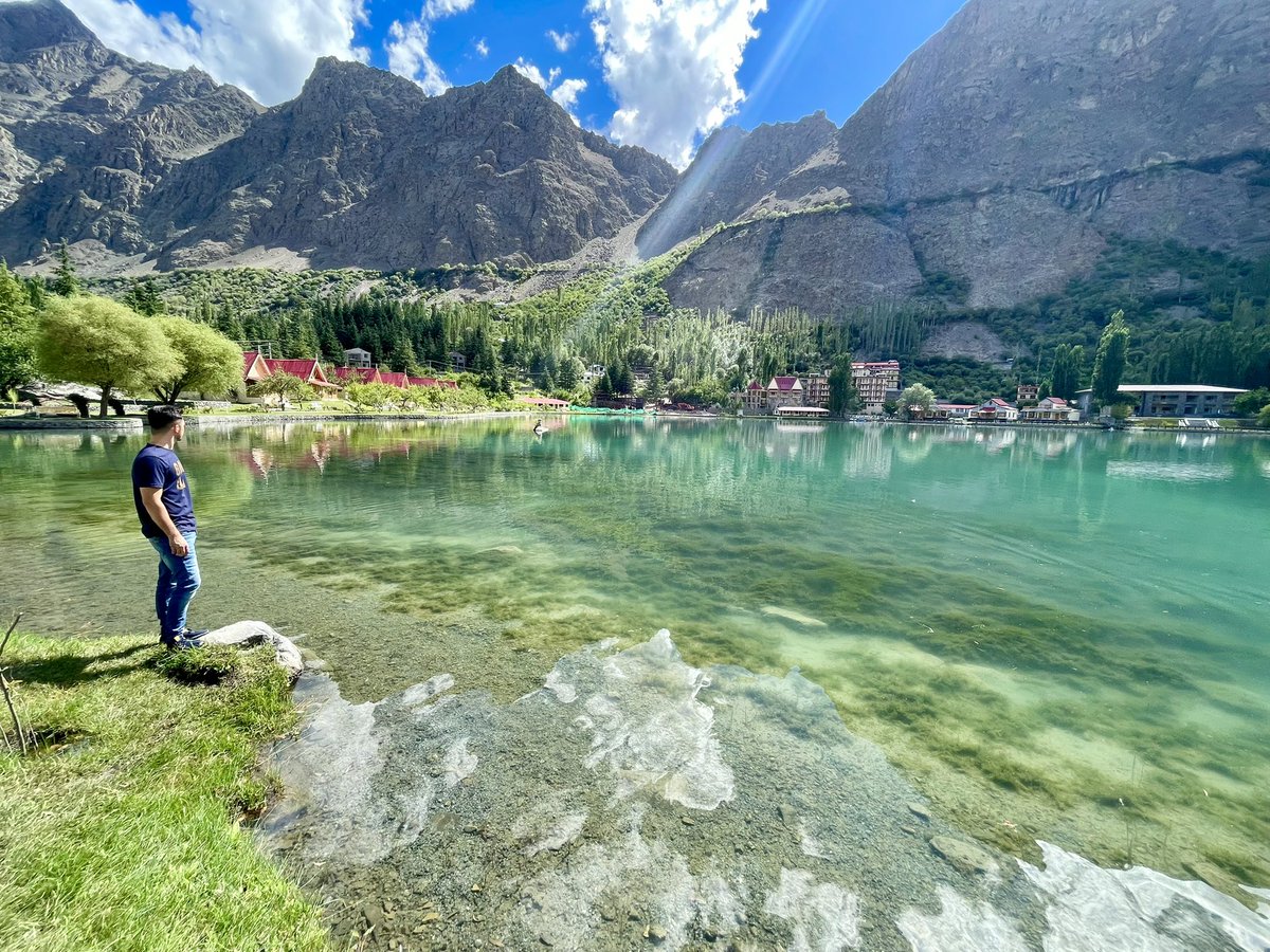 khushalltourism's tweet photo. Lower Kachura Lake, also known as Shangrila Lake, is a lake located near the city of Skardu in Gilgit−Baltistan, Pakistan. Situated at a height of 2,500 metres, it has had an operational resort on its bank since 1983.
#hellogilgitbaltistan #khushallgems #shangrilla #kachura https://t.co/JVMTlRgGEe