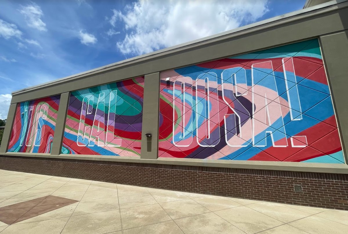 CrawfordSquare's tweet photo. Midtown Village in Tuscaloosa, AL is looking a little brighter with this new addition thanks to Kayla Newman with! This is the first mural on the property and is located at one of the busiest walkways next to the boutiques 🎨
_
#CSREA #CRE #TuscaloosaAL https://t.co/NB7YoA0JoY