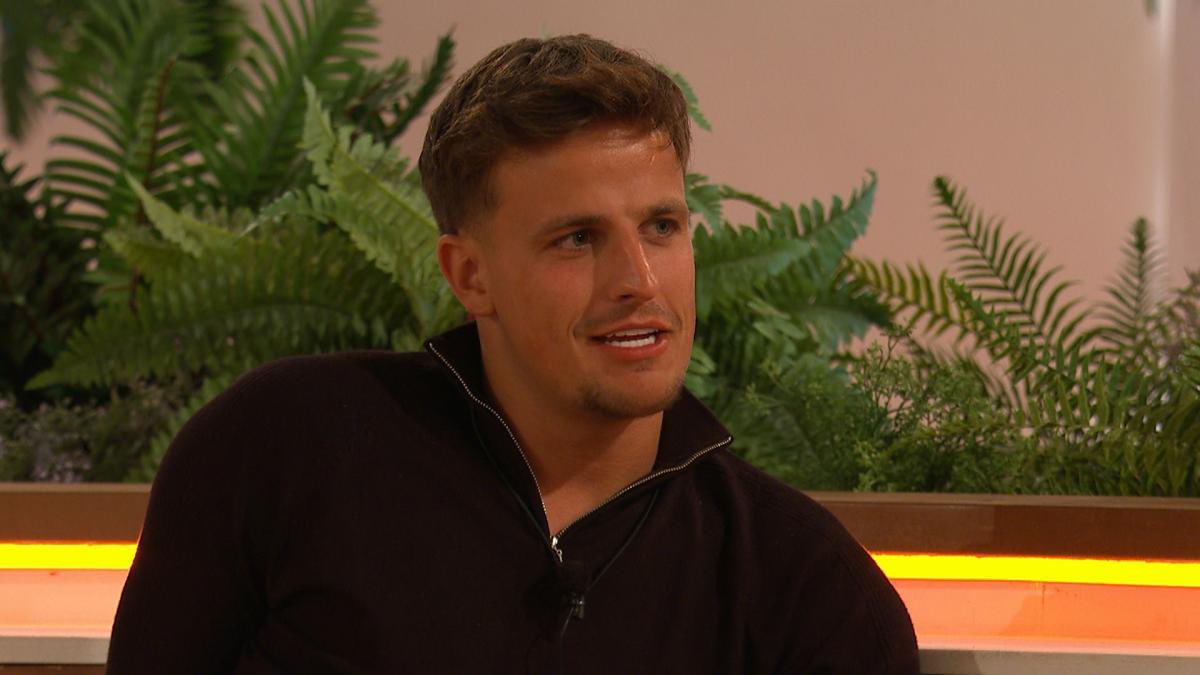 dozybumblebee's tweet photo. Cheers to the final night of having this fucker up on my screen #LoveIsland https://t.co/zJp9MbrBDR