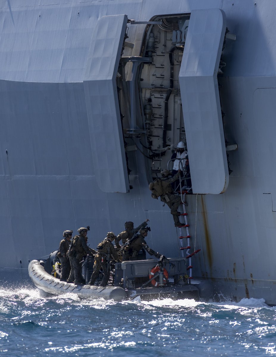 Our #USMC Shipmates out there making moves! 💪 ⚓ 

#USMarines in a Rigged Hulled Inflatable Boat with All Domain Reconnaissance Company, #13thMarineExpeditionaryUnit, approach amphibious transport dock ship #USSAnchorage.

#BlueGreenTeam 

📸 : by Cpl. Austin Gillam