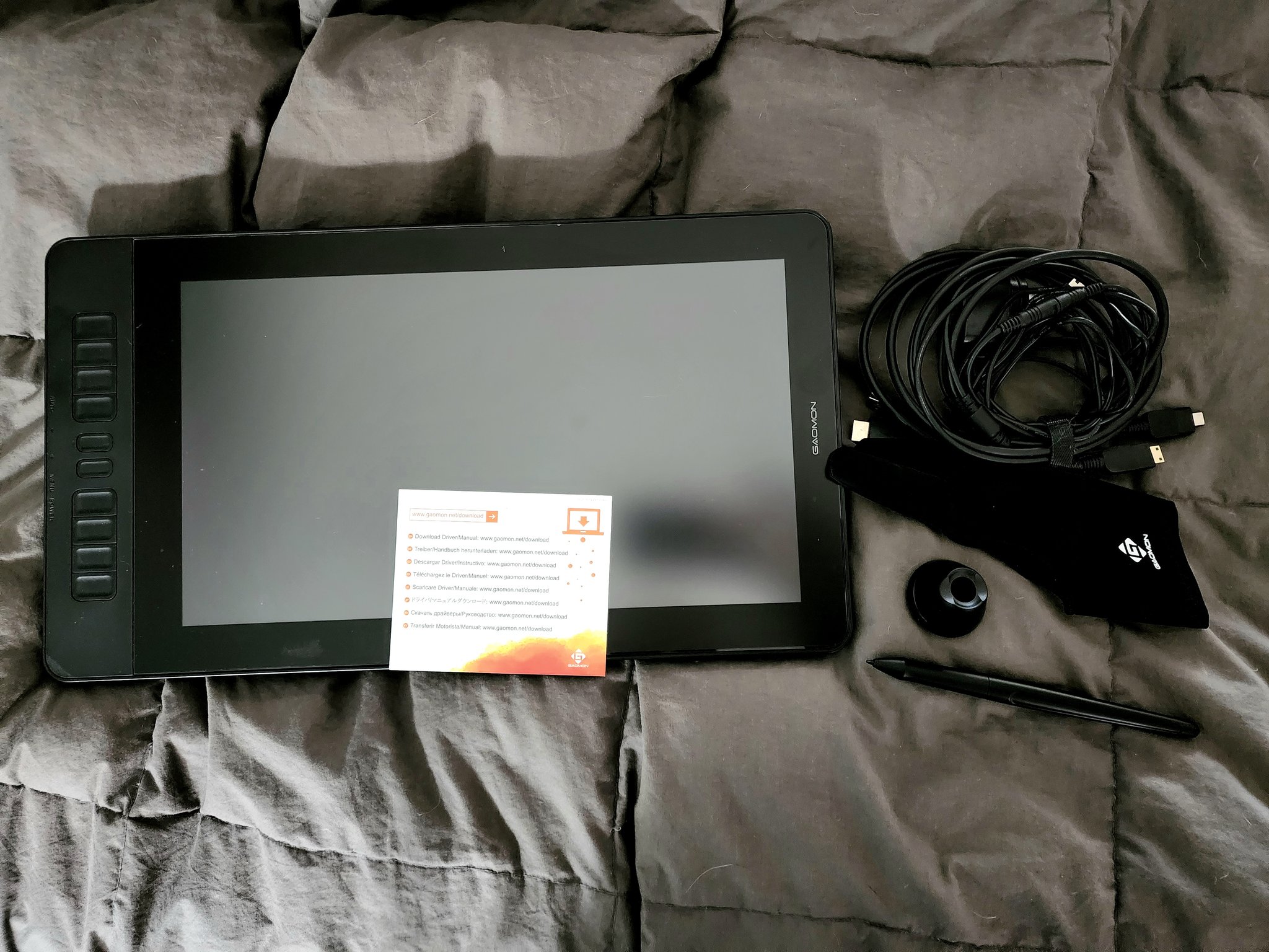 1 pic. 🎨 Art tablet RAFFLE! ✨️ Win one of these art tablets for FREE! One has a full screen used 1 time & the other has never been used! I will pick a 1st place winner & 2nd place winner after we hit 100 retweets! How to participate 👇🏻 💥 Retweet 💥 Tag a friend in the comments https://t.co/84lKDuj71X