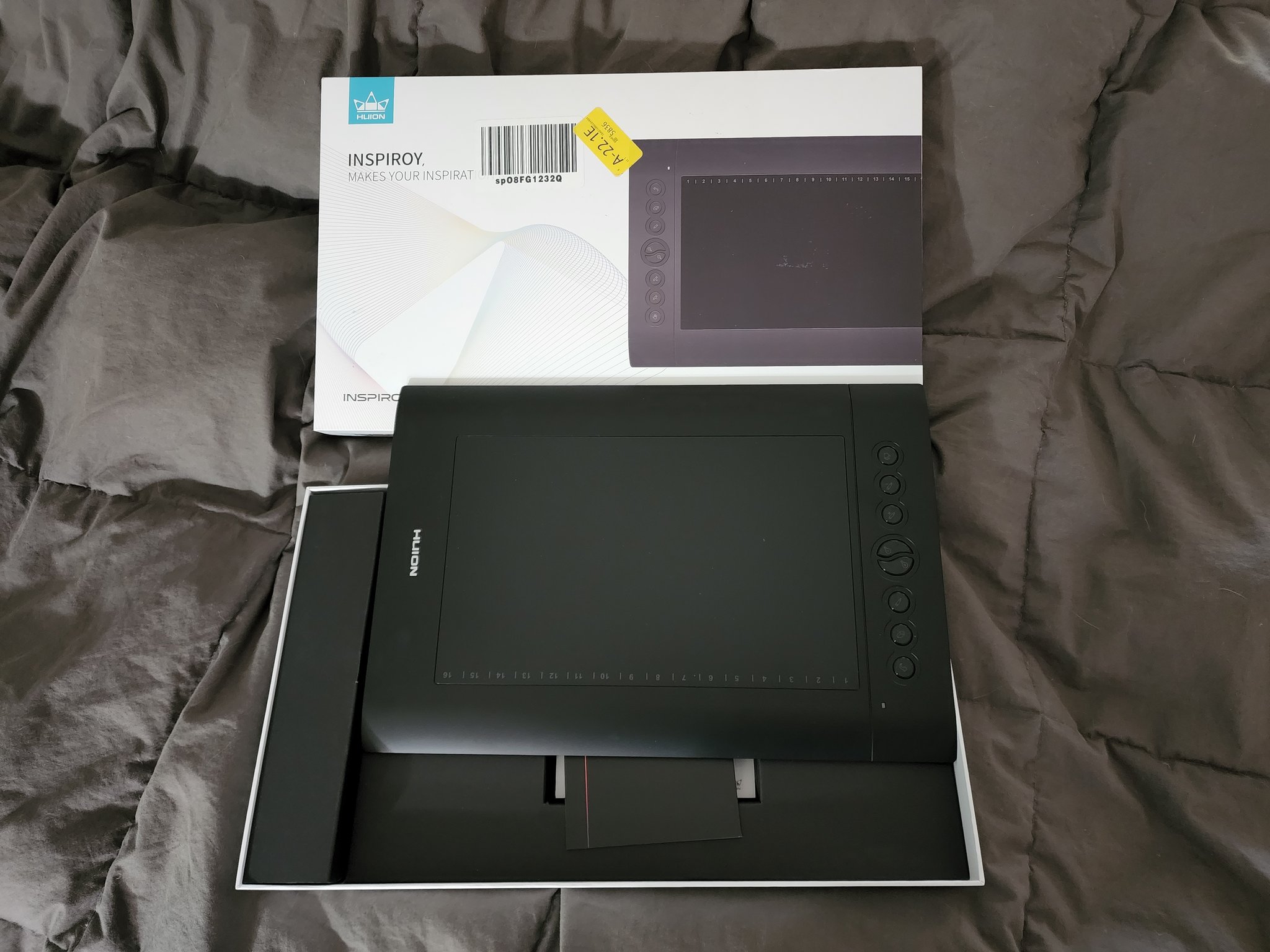 4 pic. 🎨 Art tablet RAFFLE! ✨️ Win one of these art tablets for FREE! One has a full screen used 1 time & the other has never been used! I will pick a 1st place winner & 2nd place winner after we hit 100 retweets! How to participate 👇🏻 💥 Retweet 💥 Tag a friend in the comments https://t.co/84lKDuj71X