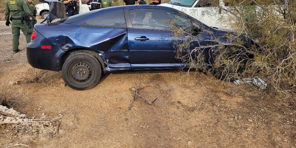 USBPChiefTCA's tweet photo. Two U.S. citizens face criminal charges after fleeing from Tucson Sector agents and #TohonoOodhamPD.

The tandem vehicles fled when agents attempted a #VehicleStop on SR-86. Driving erratically with no regard for safety, they were later arrested along with four migrants. https://t.co/JH5IUavKcP