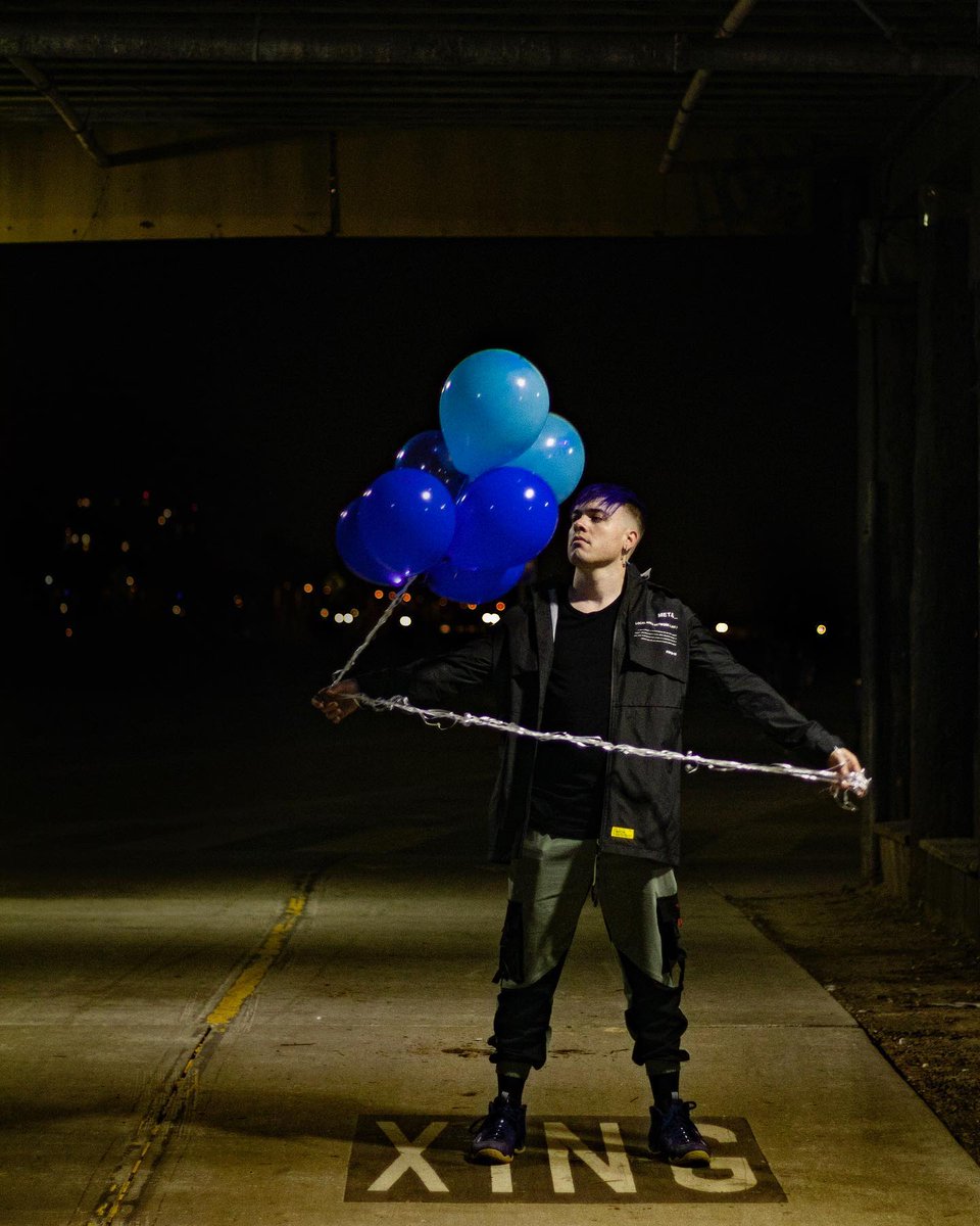cody carson holding blue balloons

📸: shay