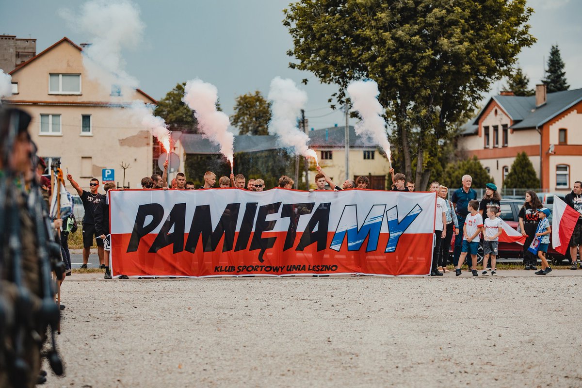 LP1938's tweet photo. Dziś 78. rocznica wybuchu #PowstanieWarszawskie. W związku z tym ok. 30 kibiców @UniaLesznoKS wzięło udział w uroczystości zorganizowanej przy pomniku #ArmiaKrajowa w @MiastoLeszno, gdzie upamiętniliśmy Bohaterów Powstania. Chwała Bohaterom!🇵🇱

#PamietaMY 
Fot. @jakub_schwarz https://t.co/0IMsBqXuZl