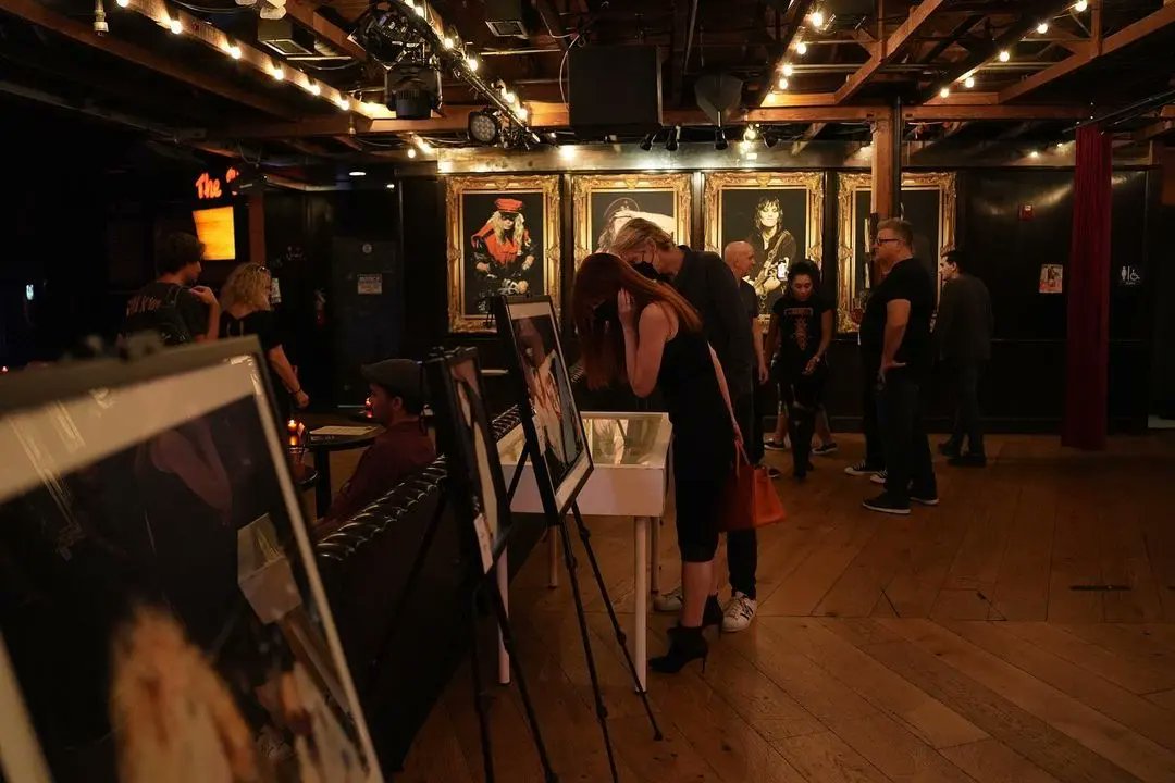 First50GigsS's tweet image. ¡Todavía estamos emocionados por la gran participación que tuvimos en nuestra reciente exhibición sobre #GNR!🌹⚡️🤘Gracias a Jack Lue y Marc Canter por capturar una pieza tan increíble de la historia de la música, @mattpinfield y todos los que nos acompañaron en The Bourbon Room