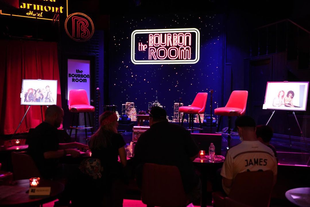 First50GigsS's tweet image. ¡Todavía estamos emocionados por la gran participación que tuvimos en nuestra reciente exhibición sobre #GNR!🌹⚡️🤘Gracias a Jack Lue y Marc Canter por capturar una pieza tan increíble de la historia de la música, @mattpinfield y todos los que nos acompañaron en The Bourbon Room