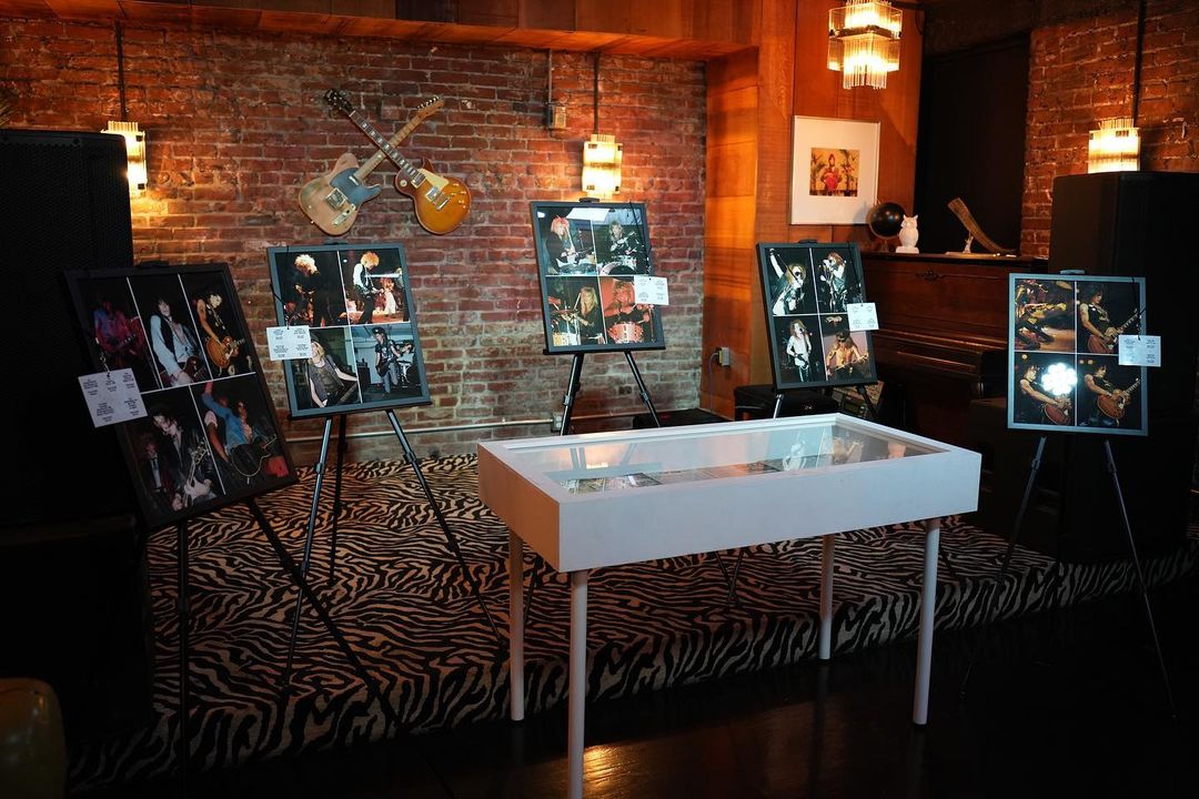 First50GigsS's tweet image. ¡Todavía estamos emocionados por la gran participación que tuvimos en nuestra reciente exhibición sobre #GNR!🌹⚡️🤘Gracias a Jack Lue y Marc Canter por capturar una pieza tan increíble de la historia de la música, @mattpinfield y todos los que nos acompañaron en The Bourbon Room