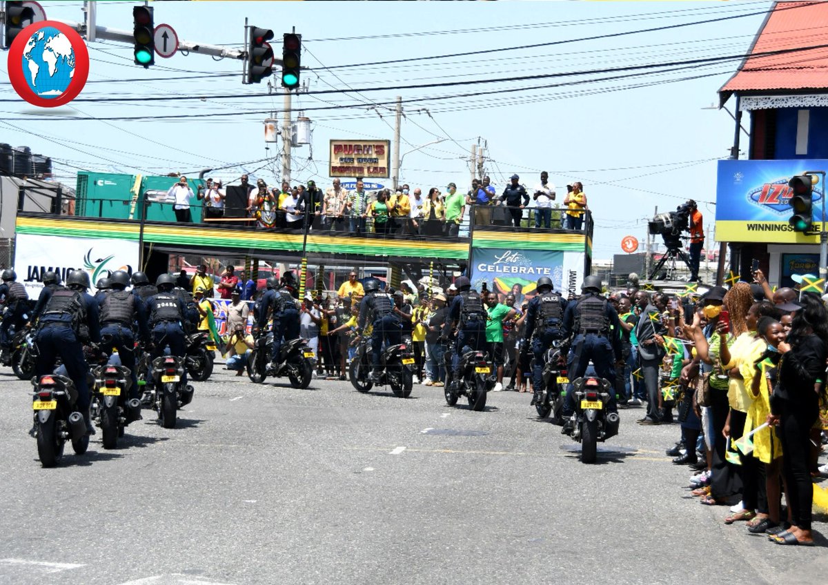 JamaicaObserver's tweet photo. The streets were filled in black, green and gold and patrons revelled in the festivities while observing the floats. 

Stay tuned for more coverage of the Emancipendence activities with the #OTeam.

[📷 Garfield Robinson]

#EmancipationDay  #FloatParade #HalfWayTree #TeamJamaica https://t.co/aSfPejJmn1