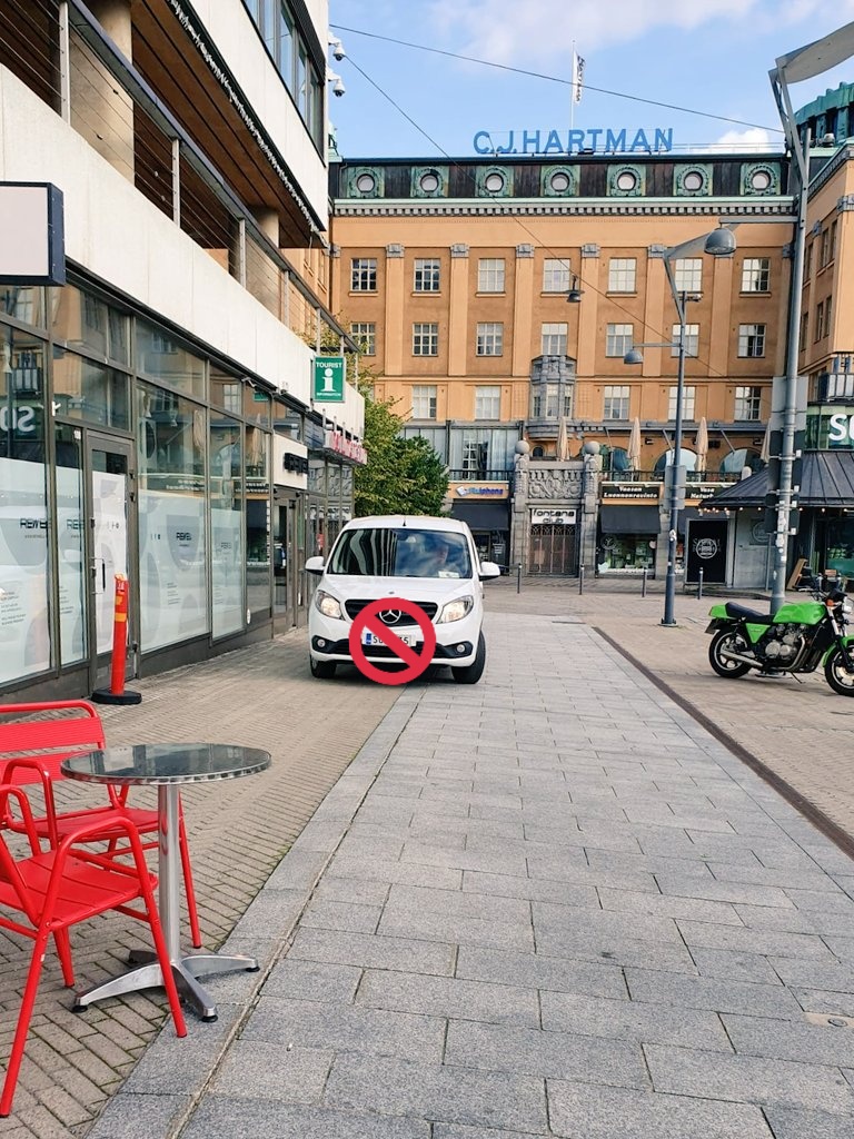 Tästä firmasta logistiikkapäällikkö sanoi 1kk sitten, että kaikki kuljettajat ovat ammattilaisia ja tuntevat tieliikennelain pykälät.
On tietysti eri asia halutaanko lakia noudattaa.
Miksi kävelykeskustassa valinta autolle on jalkakäytävä parkkiruudun tai ajoradan sijaan? Mp = 👍🏻