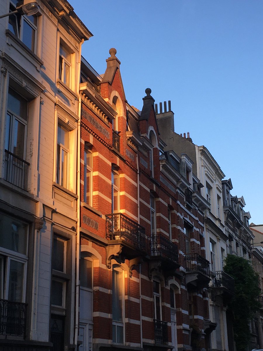 AnaCoelhoBXL's tweet photo. When it’s #GoldenHour in the #StreetsOfBrussels https://t.co/E8UjAeP9Ni