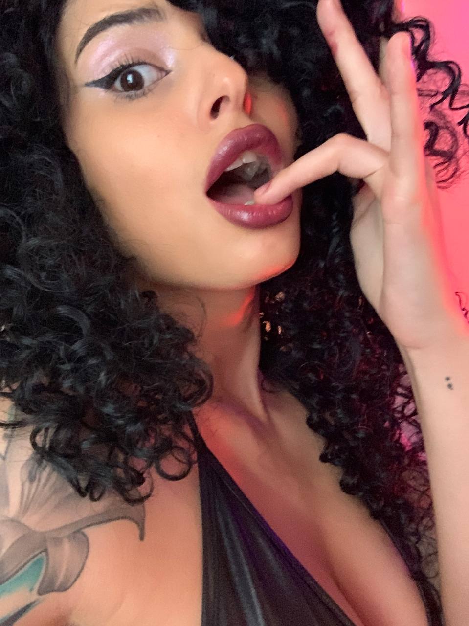 itgirlfayefree on X: Curly hair, don t care :p check out my profile  t.co0uQtP8MHGi and let s see what s these lips are capable of :p  t.coe6nf6qQSoJ  X