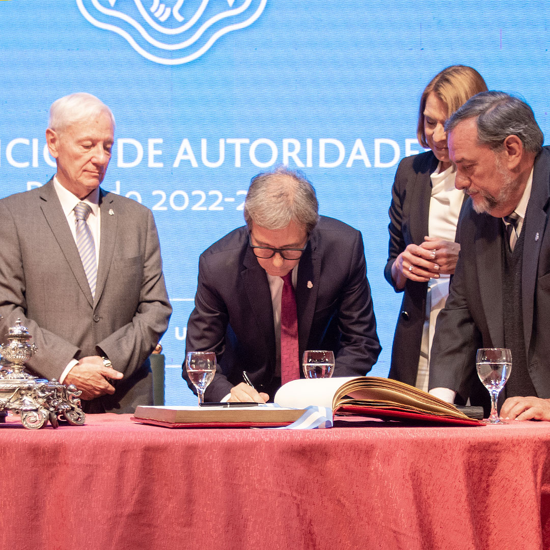 La #ComunidadFCE felicita a nuestro exdecano, Mgter. <a href="/jhonboretto/">Jhon Boretto</a>, quien hoy asumió como Rector de la <a href="/unc_cordoba/">UNC</a> junto a la Mgter. Mariela Marchisio, flamante Vicerrectora 👏🏼
🗞️bit.ly/Boretto_Rector…