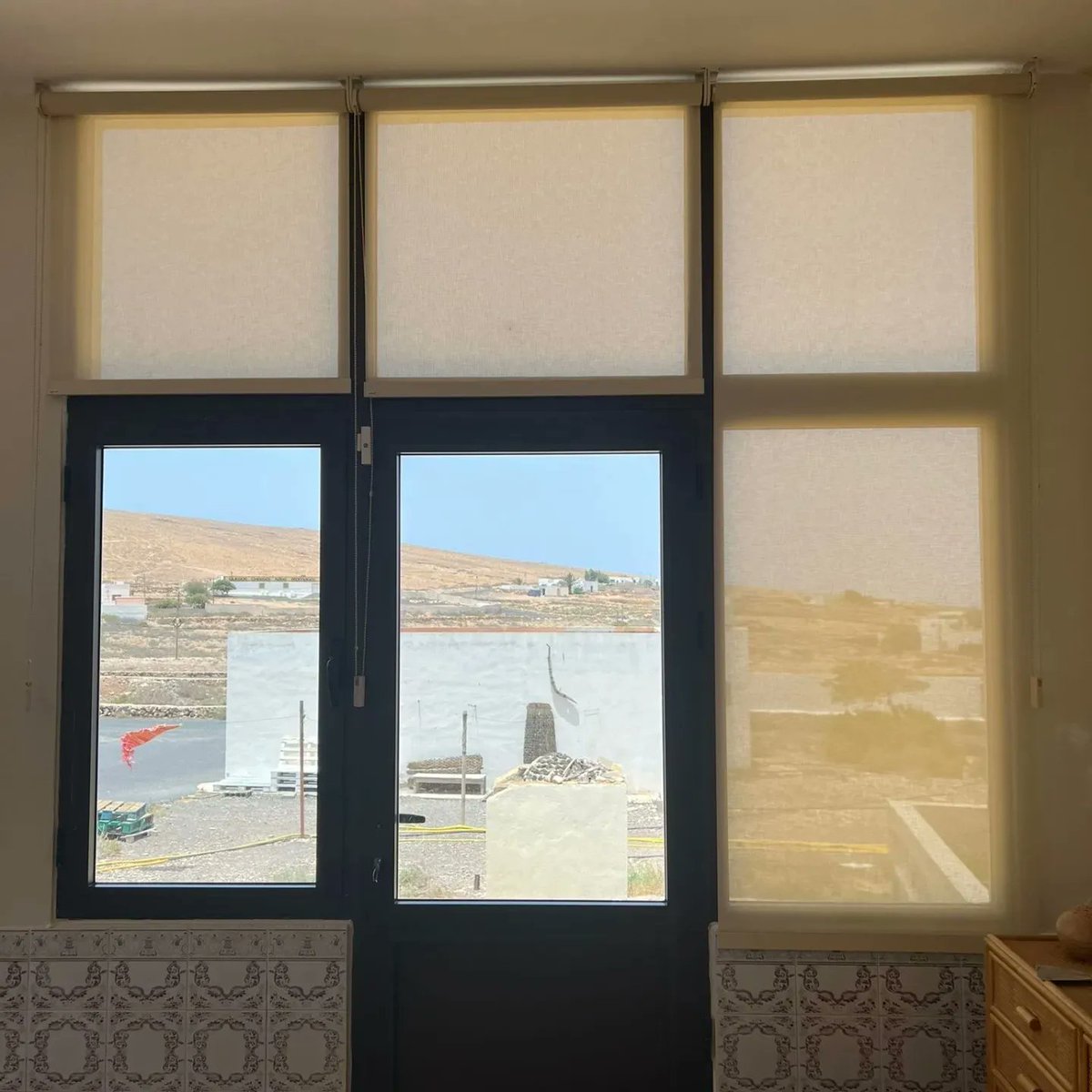 persymarsl's tweet photo. Para dar más #luminosidad a este #salon y para estar sentados en casa disfrutando de  la vista del #jardin, hemos quitado las #venecianas de madera y #instalado #stor enrollables en tejido #microperforado!
#toldoatumedida https://t.co/eJRynbRrgQ