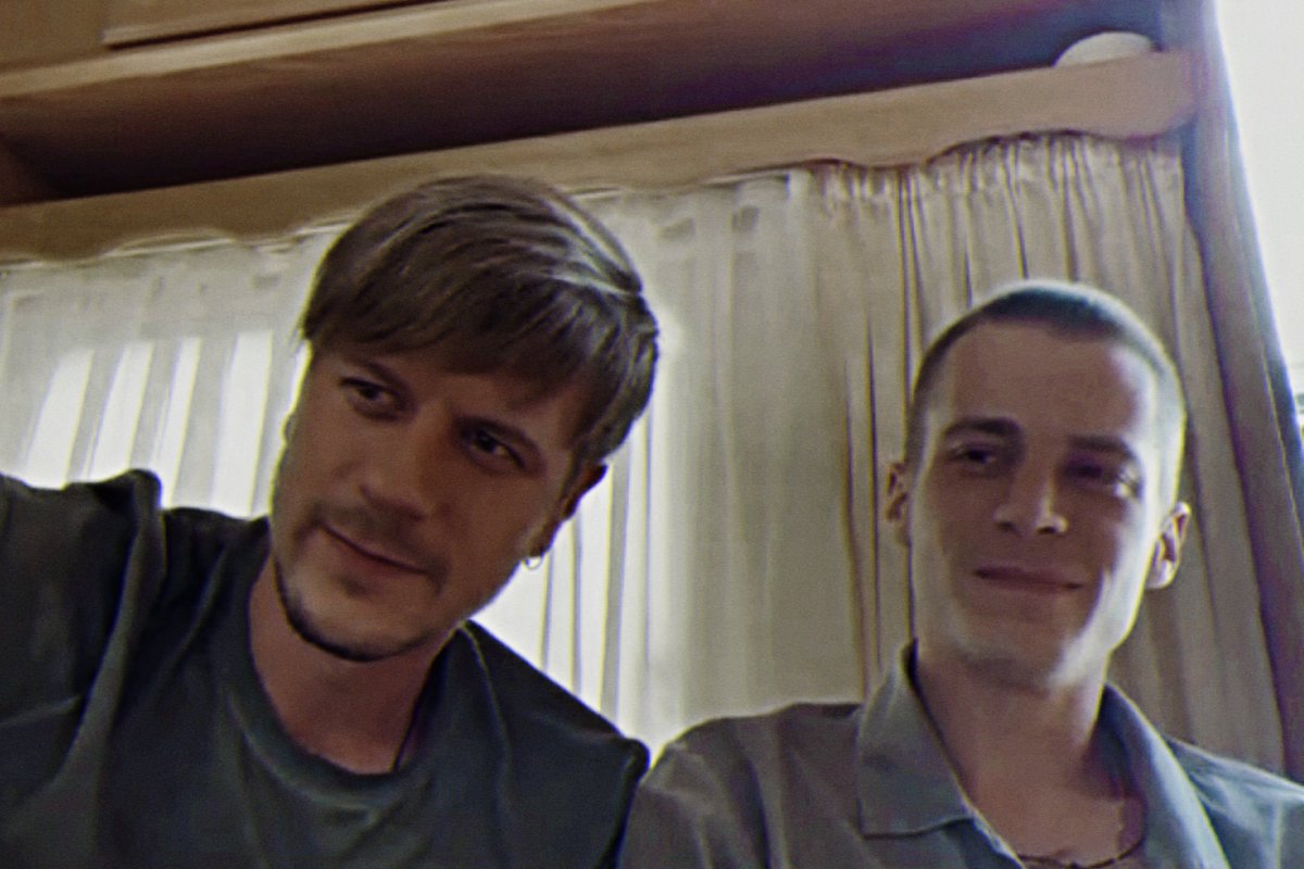 у них парные кулоны, кстати