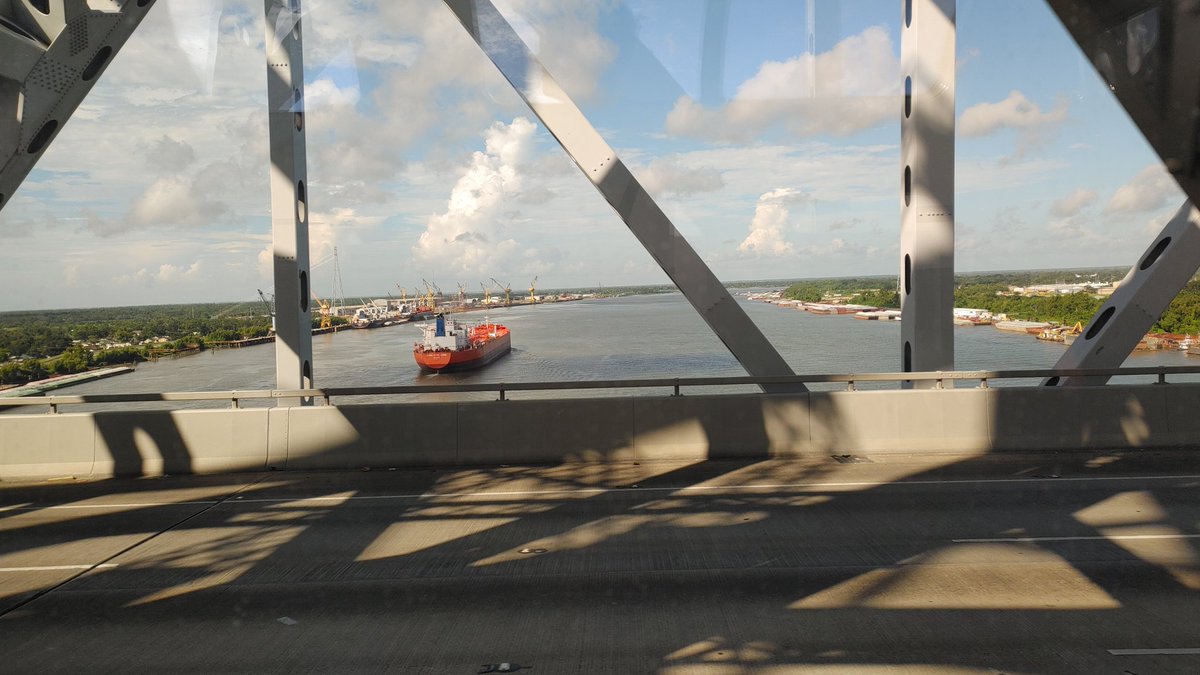 duffilled's tweet photo. Crossing the #MississippiRiver on the 4.36-mile #HueyPLongBridge, the USA's second-longest rail bridge. (The longest is also near New Orleans and carries the Crescent train.) #Amtrak #USARailPass #SunsetLimited #TTTTTITD https://t.co/F15ZlrdDkH