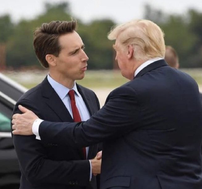 Paul_VanDerMeer's tweet photo. Here's visual proof of Tr*mp grabbing a pussy. https://t.co/8KhKOZALhJ