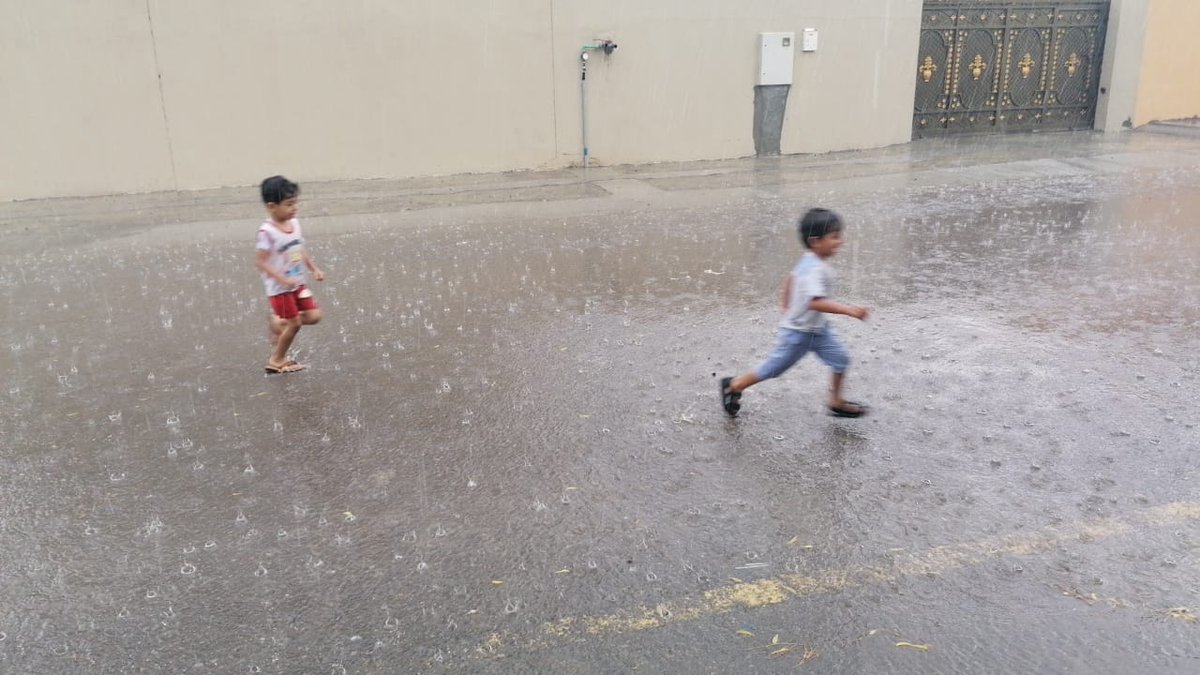 وتحت المطر ..
نرجع اطفال نلعب ونفرح بقدومه كَ فرحة أطفالنا به وآكثر ..
#الرستاق