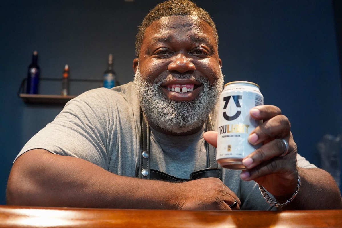 Community members coming together for the greater good is what it's all about #StayTRU #BeerForABetterWorld 💪

S/O Shear Elegance Barber &amp; Beauty right here in ILM for the support❗