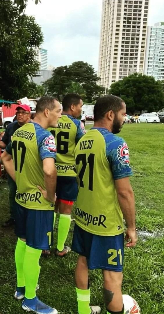josvie21's tweet photo. Siempre enfocado, siempre a dar lo mejor, esto es hasta que el cuerpo aguante 🙏🏾💪🏾⚽️
#futbol #veteranos #master35 #mikiriwilkinsfc https://t.co/1dr6J2Dsxs