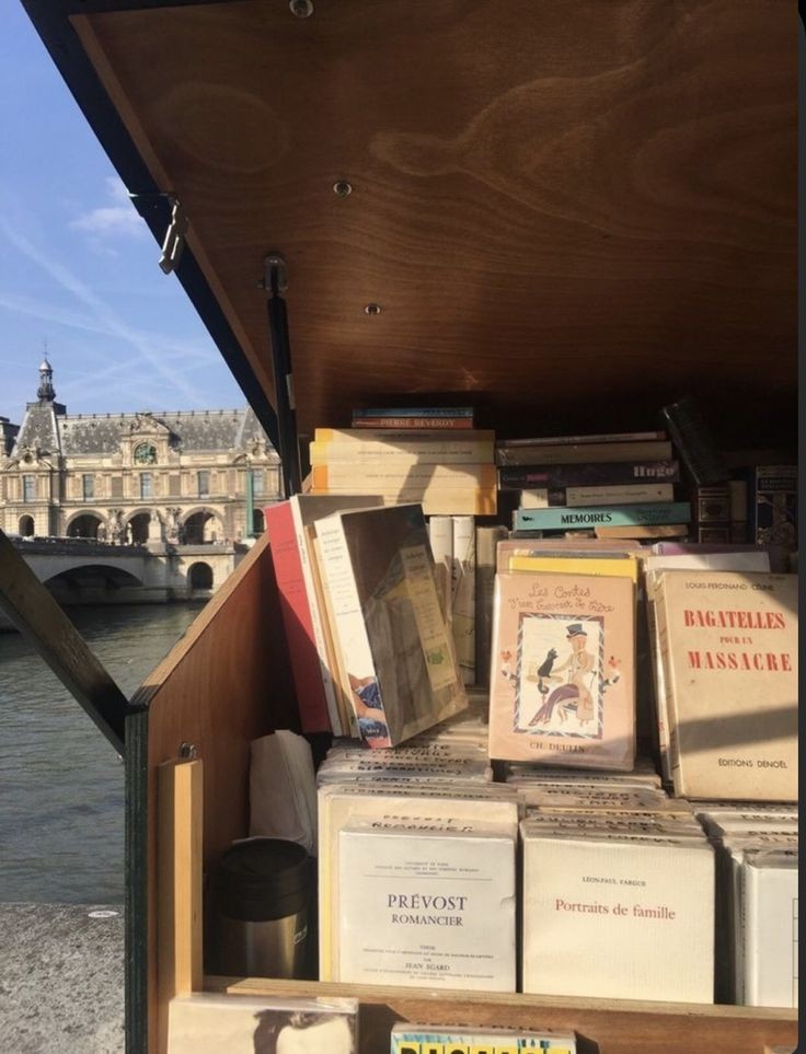 softdeIicacy's tweet photo. new books, old books, second hand books; never enough books. https://t.co/jeShKgbRWT