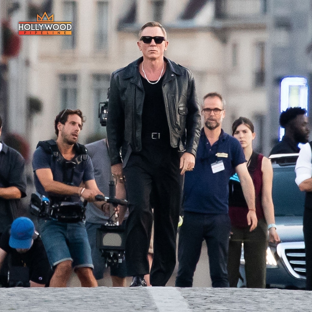 Hollywood Pipeline on X: SPOTTED: Daniel Craig shooting a commercial for Belvedere  vodka directed by Taika Waititi in Paris, France. (📸:Backgrid) #DanielCraig  #TaikaWaititi #RitaOra #CelebritySightings #EntertainmentNews  #HollywoodPipeline