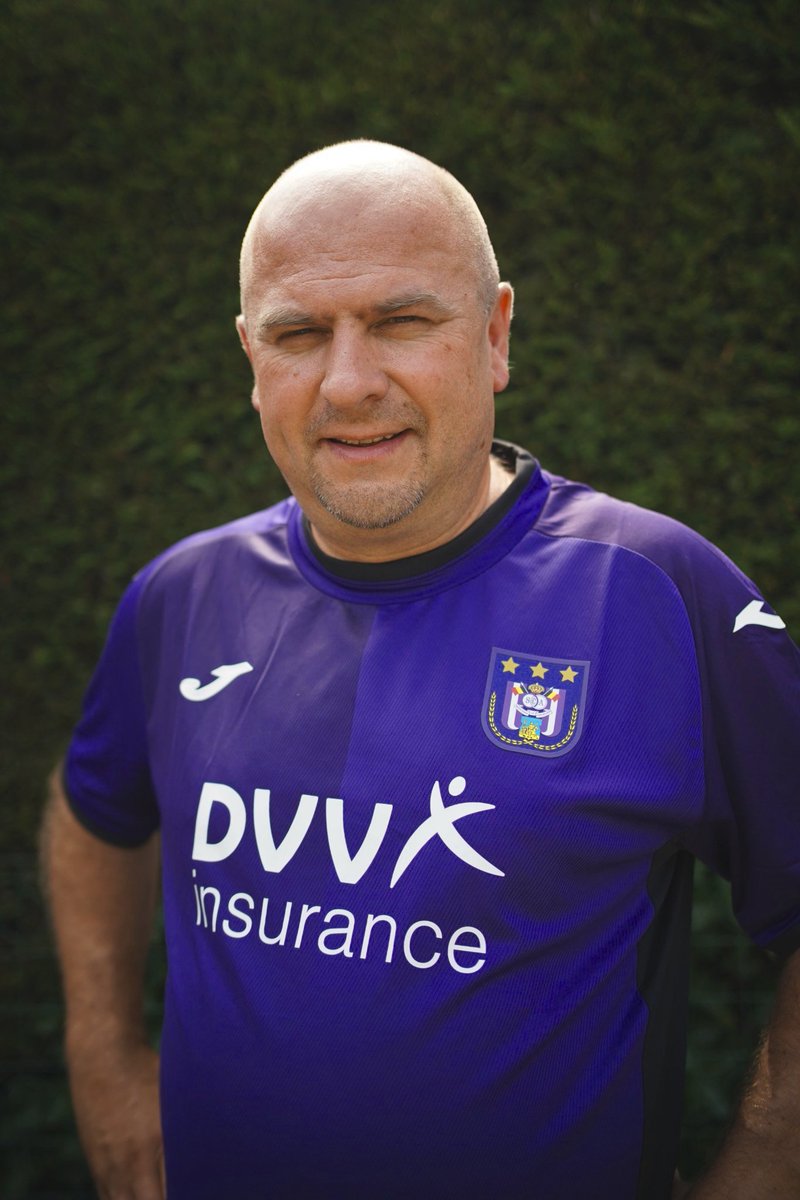 RscaCollector's tweet photo. Een zeer leuke ervaring bij de voorstelling van het nieuwe shirt 2022-23. 
Na het filmpje eind juni heb ik nu de foto's gekregen. Mauve dat word je van vader op zoon! 
De laatste foto is met een echte held: mijn papa 💜
#rscanderlecht #rsca #collector #coym #Mauve https://t.co/Zo2E0jFqXn