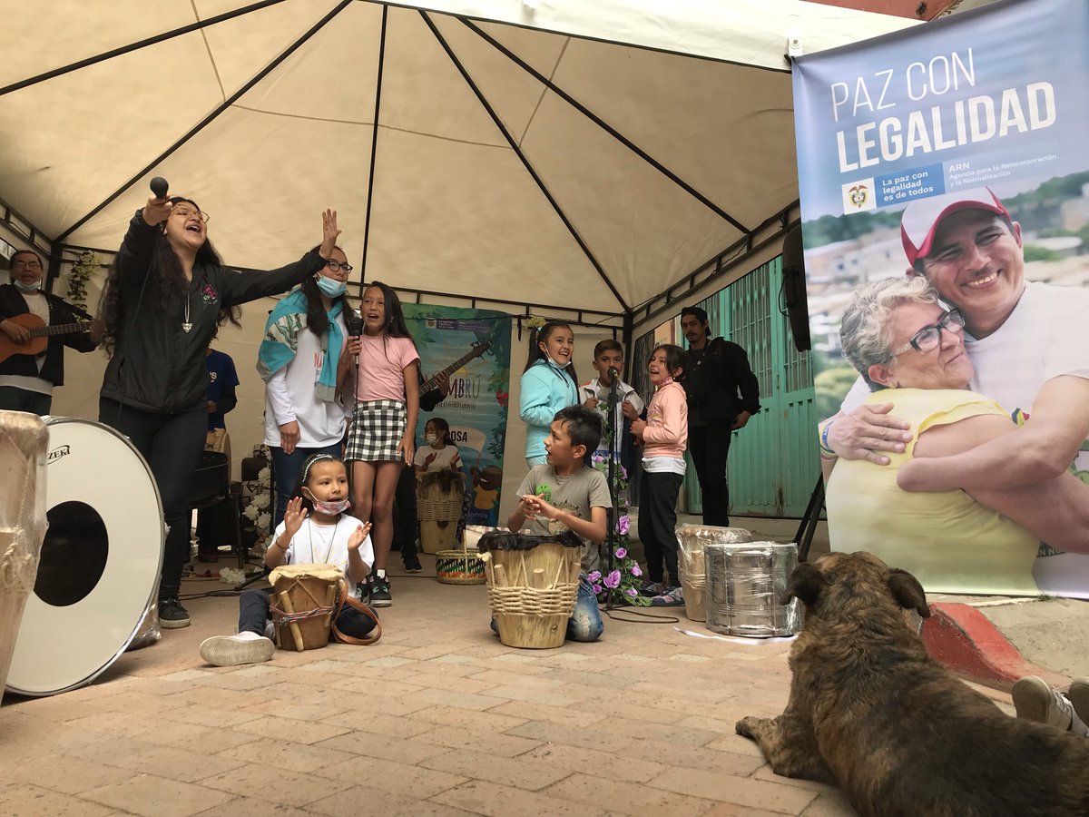 EsquiviaEunice's tweet photo. ¡Ya son 12 años transformando las vidas de 14 mil niñas, niños y jóvenes en 30 departamentos de #Colombia! Te invitamos a escuchar los testimonios de participantes de las diferentes ediciones de nuestra estrategia #Mambrú. https://t.co/1nNdvMp97p