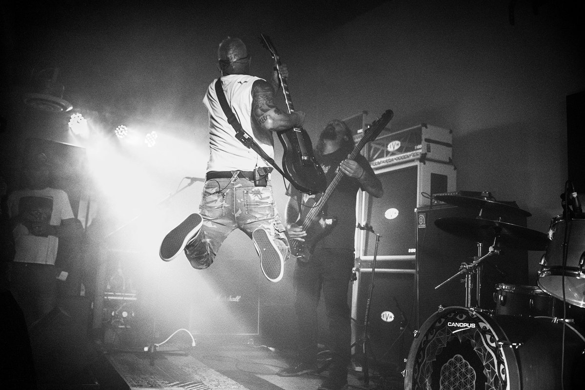 Set @theendofsouthbay on🔥 and raised a lot of $ for veterans! Thank you to everyone who played and came to celebrate!! 
📸 @victoriasmithphoto 
@thedawgsproject @yardofblondes  @official_cutthroatla @dalehendersonbeowulf @syangoficial @walkingfireband @tempermentaltheband