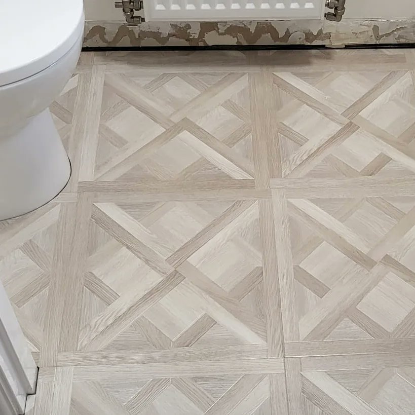 Finally got the #parquetlaminateflooring from <a href="/EYCarpets/">East Yorks Carpets</a> in the hallway and downstairs toilet, next weekend skirting to do