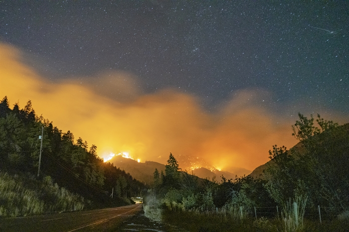 InfoNewsKam's tweet photo. Properties told to evacuate near Highway 3A due to wildfire #Apex #Penticton https://t.co/SG0PgqxHu5 https://t.co/qzDTHtOFWh