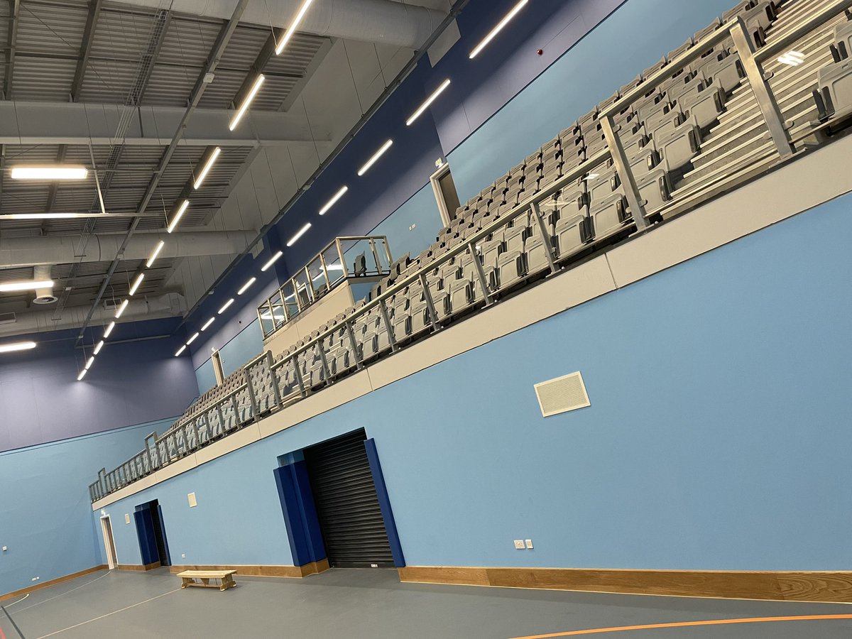 First time at the new #Meadowbank  <a href="/Ed_Leisure/">Edinburgh Leisure</a> for some 🏸 since the refurb. Great looking facility. But hall 1 is freezing with the air con on so high you can feel the breeze! Also a first to have music during a badminton game. Feedback.